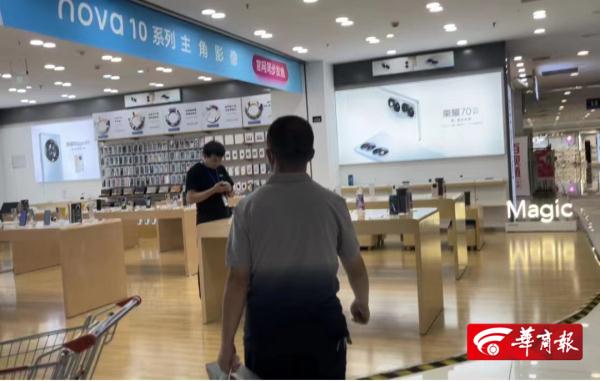 这款售价为2,199元的手机在分期付款中被购买，但已成为3,139元人民币。商人：店员并没有清楚地解释它...