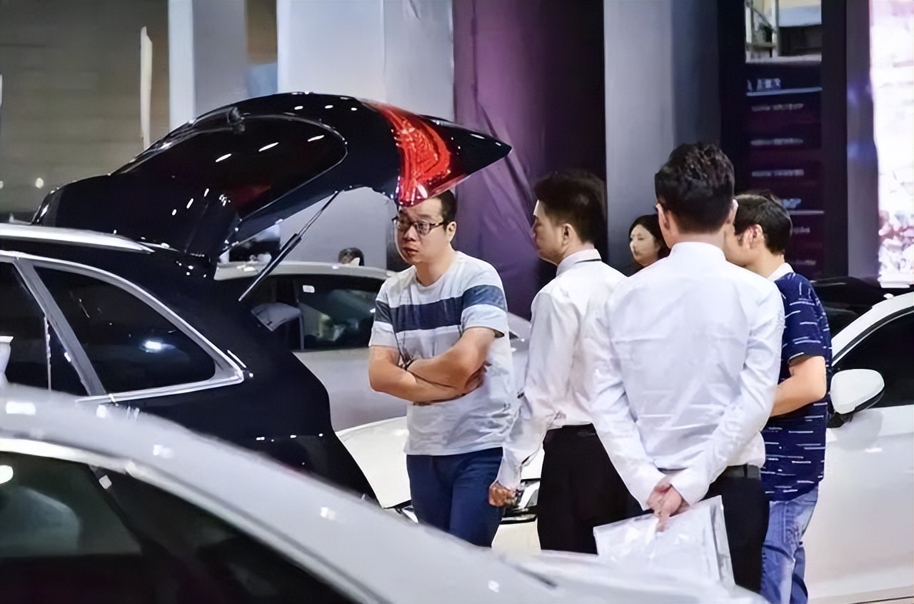 新能源4s店零首付购车方案_4s店收取贷款服务费_汽车行业贷款购车利润分析