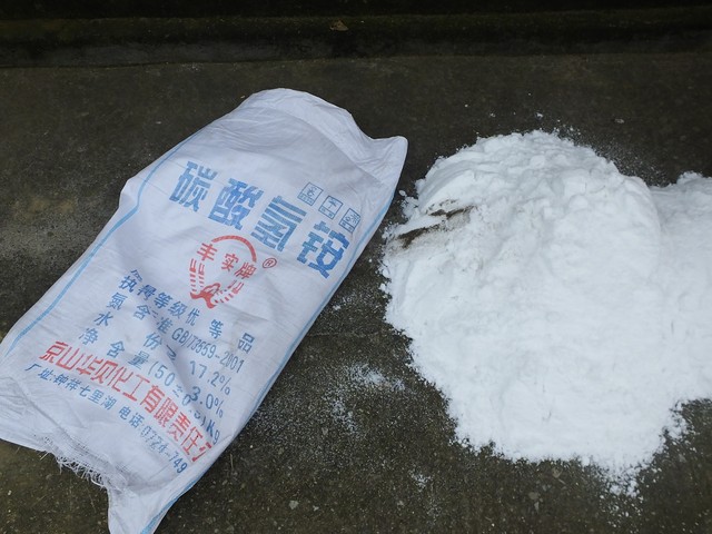 #把地球的故事讲给宇宙# 碳铵受热分解成什么？哪里能买到碳酸氢铵？
